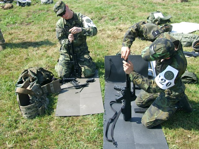 Jednou z disciplín bylo složení třech zbraní z promíchaných součástí. Český tým nacvičuje skládání a rozkládání zbraní chorvatské armády.
