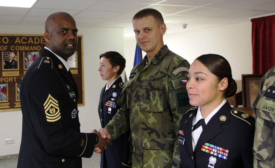 Rotný Šimek s velitelem 7th Army Noncommissioned Officer Academy CSM Jeffersonem při předání ocenení „Awarded for Exellence“ za výtečné splnění ústní zkoušky.